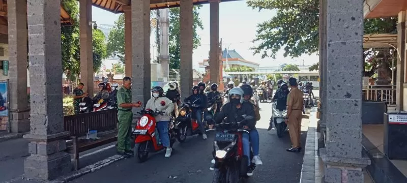 CEK KTP: Pos pengecekan KTP di Terminal Gilimanuk.