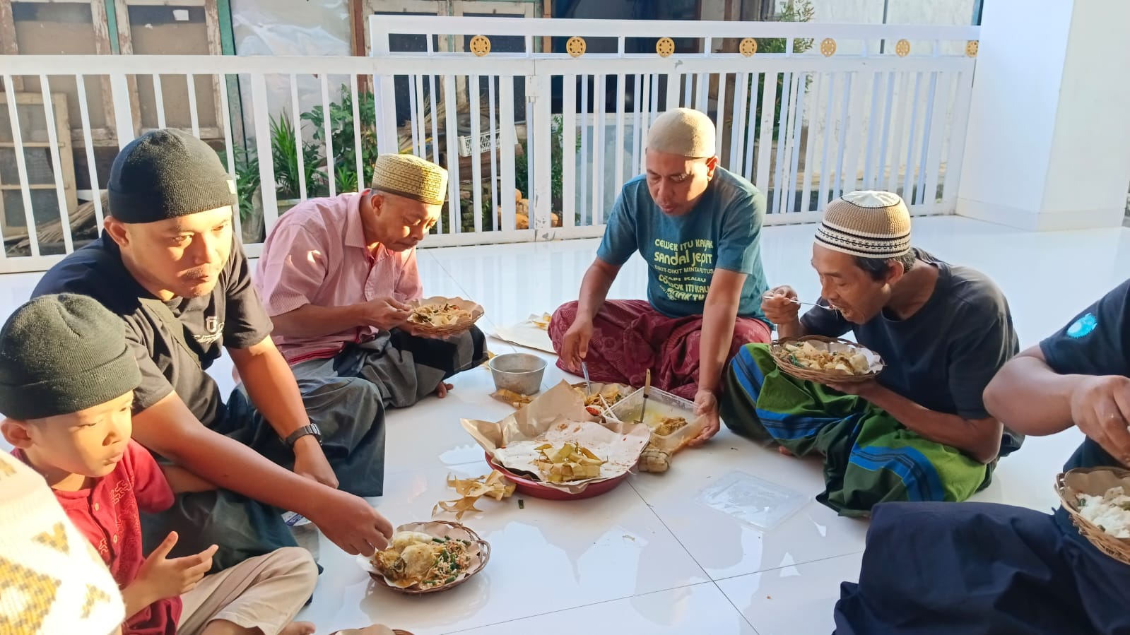 MAKAN BERSAMA: Suasana megibung saat lebaran ketupat yang dilakukan oleh jamaah Masjid Nurrahman, Kelurahan Kampung Singaraja.
