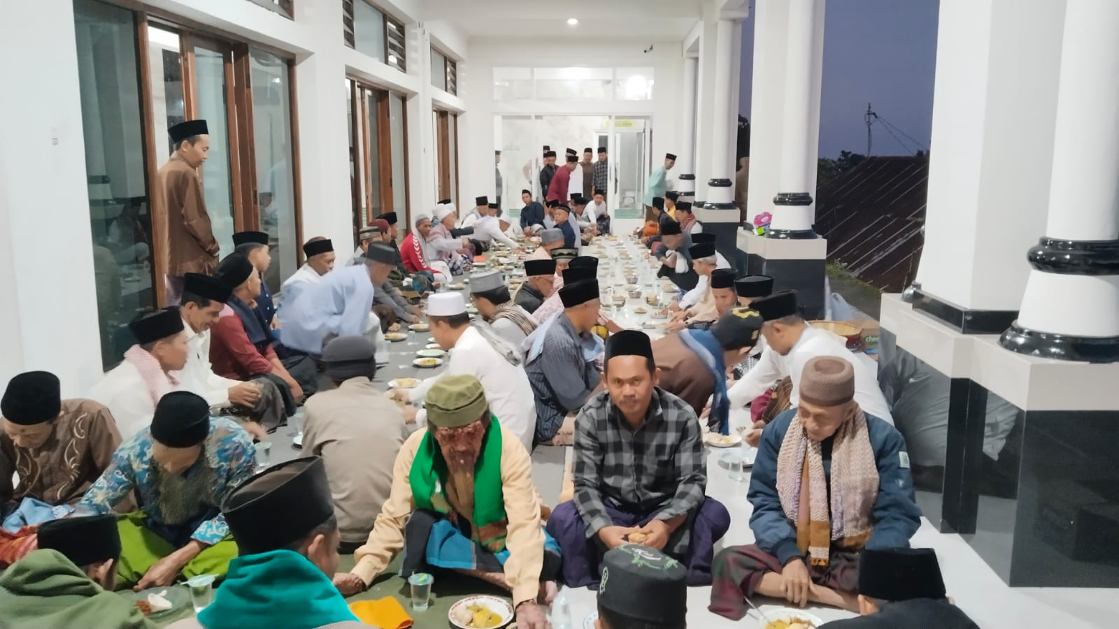 LEBARAN KETUPAT: Suasana perayaan lebaran ketupat di Masjid Jamik Safinatussalam, Desa Pegayaman, Buleleng.