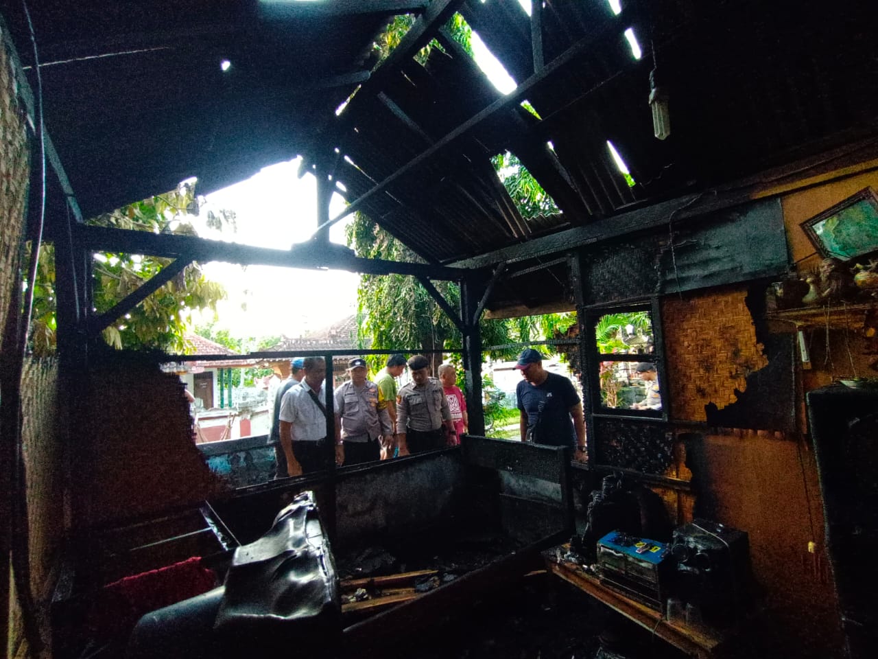 CEK TKP: Aparat kepolisian dari Polsek Gerokgak mendatangi lokasi kejadian kebakaran di Desa Sumberklampok, Buleleng.