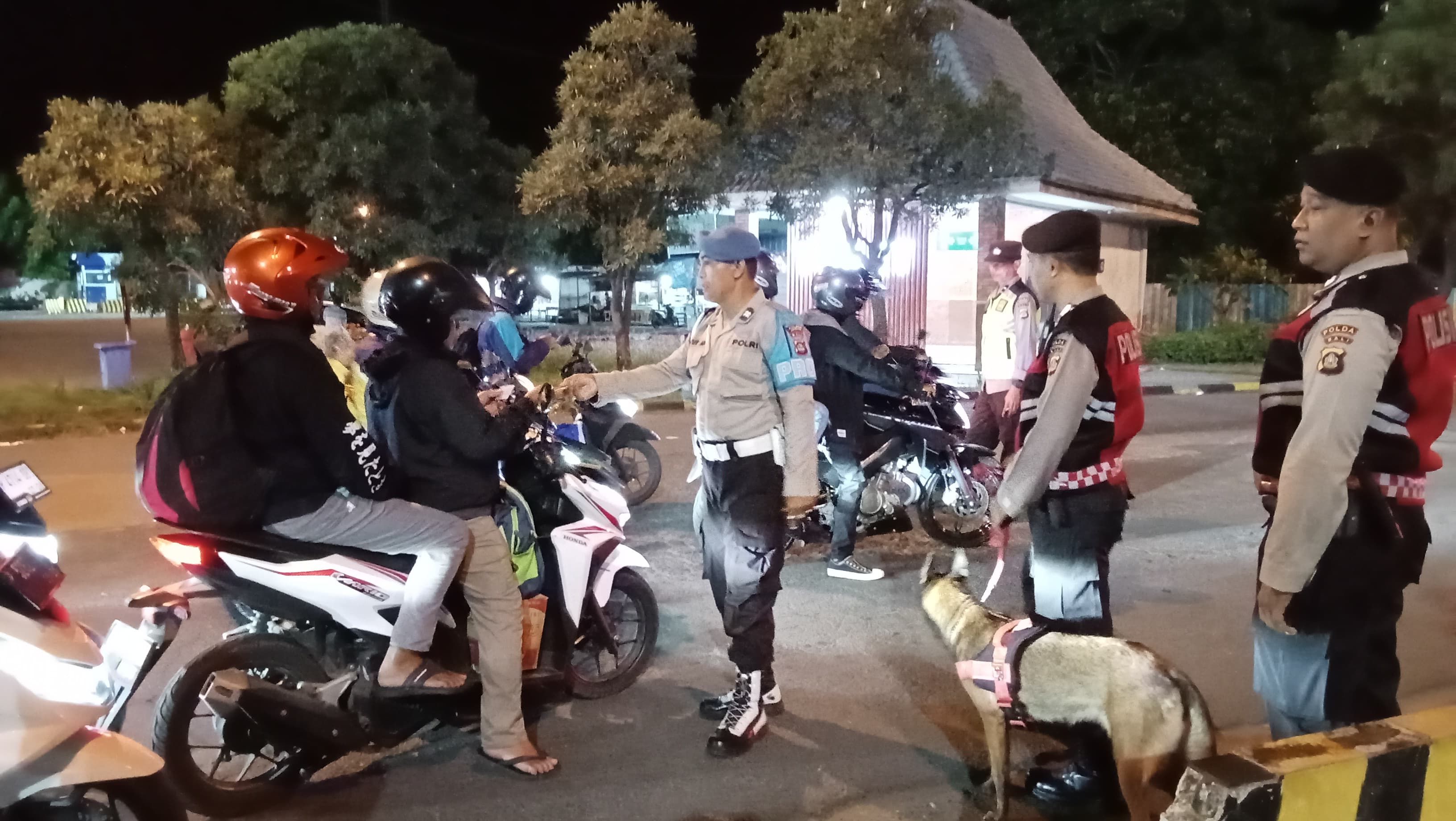 PERKETAT PELABUHAN: Aparat kepolisian memperketat pengawasan di Pelabuhan Gilimanuk. Anjing pelacak juga dikerahkan.
