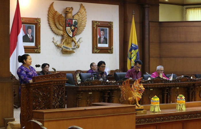 Anggota Fraksi I Gusti Ayu Mas Sumatri saat sidang paripurna Selasa (8/4) kemarin terkait kawin kontrak yang biasanya dilakukan oleh warga negara asing (WNA) dengan WNI.