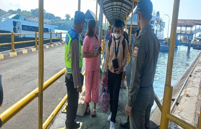 Petugas saat melakukan pemeriksaan terhadap penumpang yang baru tiba di Pelabuhan Padangbai pada Selasa (8/4) kemarin.