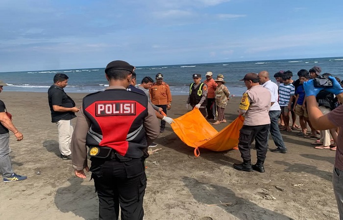 Petugas evakuasi kerangka manusia yang yang ditemukan di pesisir Pantai Perancak, Selasa kemarin.