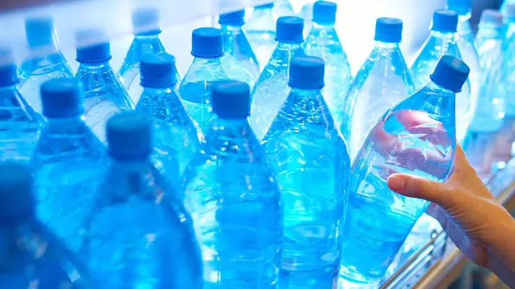 ilustrasi air minum dalam kemasan yang dikemas dalam botol plastik. Bali akan menerapkan kebijakan larangan produksi dan distribusi air minum dalam kemasan kurang dari 1 liter.