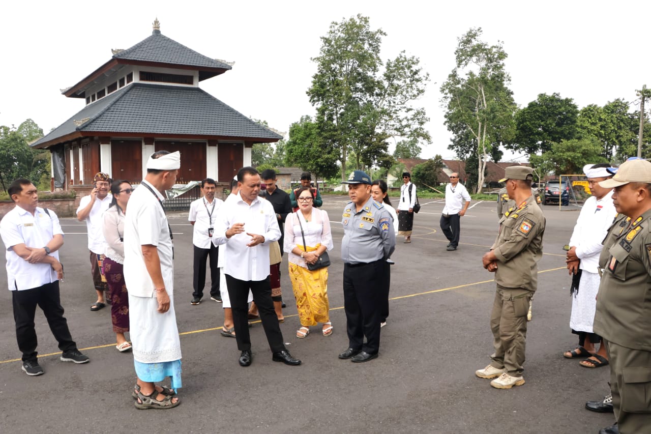 CEK KESIAPAN: Tim Pemprov Bali saat mengecek kondisi Pura Besakih. Menjelang karya Ida Bhatara Turun Kabeh.
