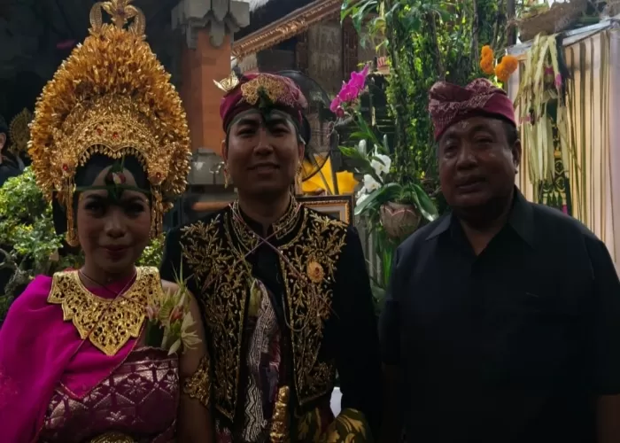 TANPA SAMPAH PLASTIK: Dari kiri, mempelai wanita Putu Prema Shanti Putri Saraswati, mempelai pria Putu Eka Aditya, dan sang ayah Nyoman Parta dalam acara resepsi.