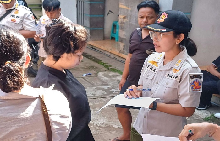 Petugas memeriksa data administrasi kependudukan duktang di Kelurahan Penarukan. Tercatat ada 50 orang yang terjaring razia ini.