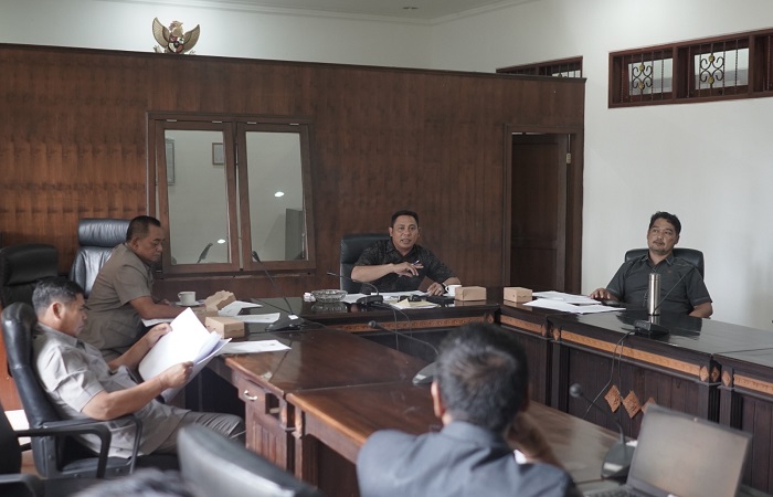 Rapat internal Pansus II DPRD Buleleng mengenai penyempurnaan ranperda Bank Buleleng.