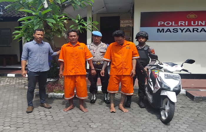 Agus Candra Kurnia alias Gareng, 36, dan Mohammad Sutomo, 45, mengenakan pakaian tahanan Polsek Denpasar Utara, Rabu (9/4) kemarin.