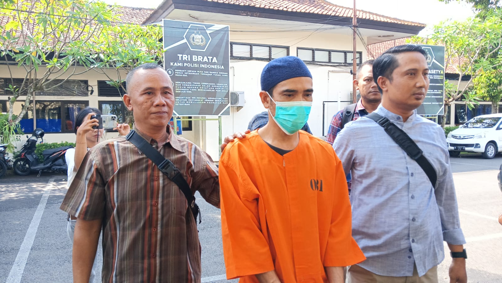 PENYELUNDUP PENYU: Tersangka Ikram Akbal Pauwah. Dia menyelundupkan penyu melalui Pantai Gilimanuk. Dua orang rekannya, kini masih berstatus buron.
