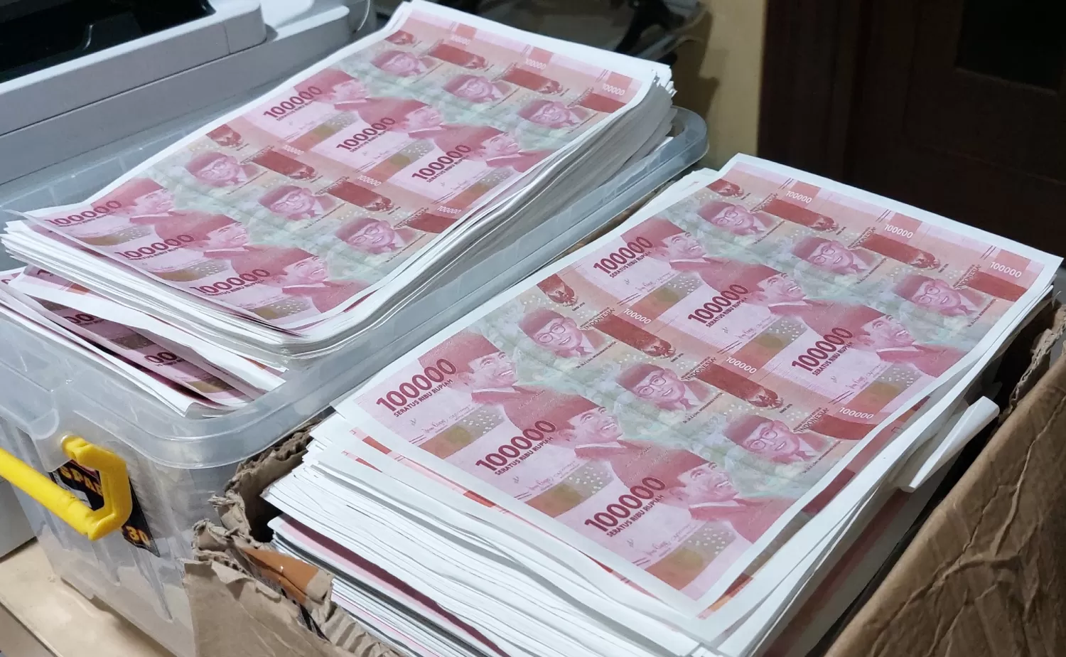 BARANG BUKTI: Uang palsu pecahan Rp 100 ribu diamankan sebagai barang bukti. Total uang yang telah dicetak mencapai Rp 3,3 miliar.