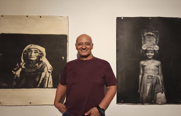 Rio Helmi bersama dua karyanya yang dipamerkan di SIKA Galery, Ubud, Gianyar.
