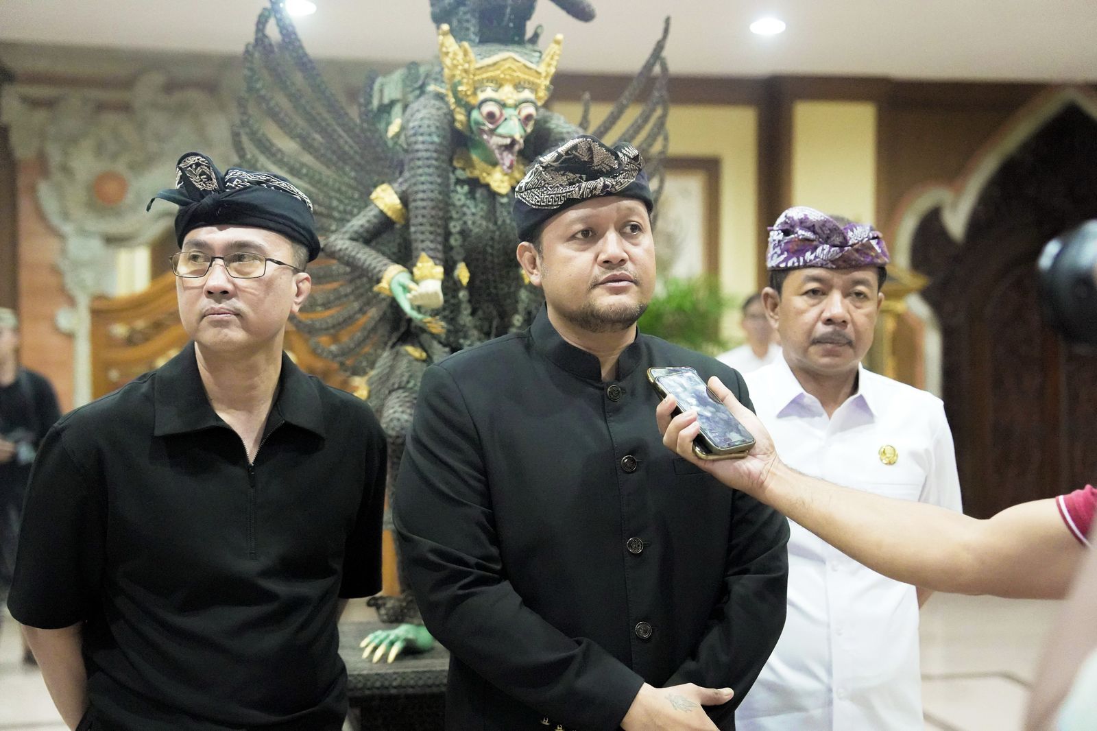 TERTIBKAN: Wakil Bupati Badung, I Bagus Alit Sucipta. Dia menyatakan Pemkab Badung membentuk tim untuk menertibkan rumah kost yang dihuni Bule.