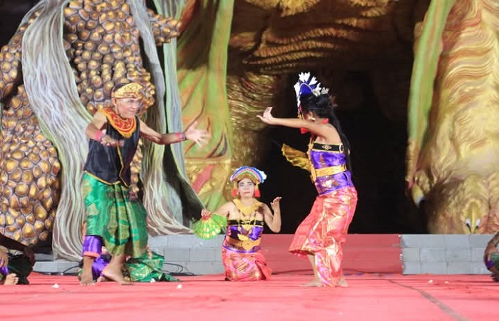 Penampilan Janger Kolok di Malam Apresiasi Seni HUT ke-421 Kota Singaraja. Untuk menjaga eksistensinya, dilakukan latihan seminggu sekali.