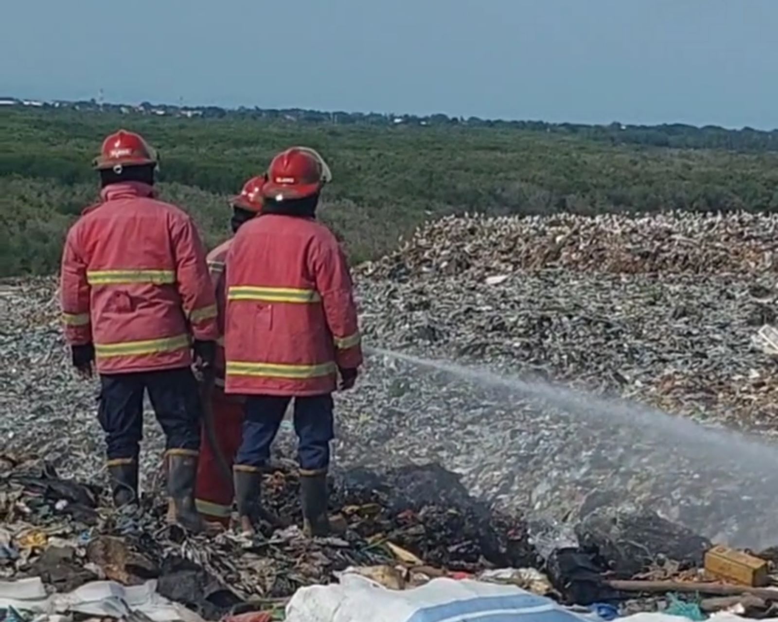 PADAMKAN API: Petugas Dinas Pemadam  Kebakaran Denpasar memadamkan api yang membakar sampah di TPA Suwung, Denpasar.