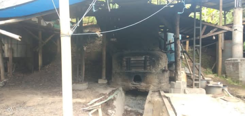 HENTIKAN: Pol PP Buleleng menghentikan aktivitas penyulingan cengkeh yang ada di Desa Gitgit, Kecamatan Sukasada.