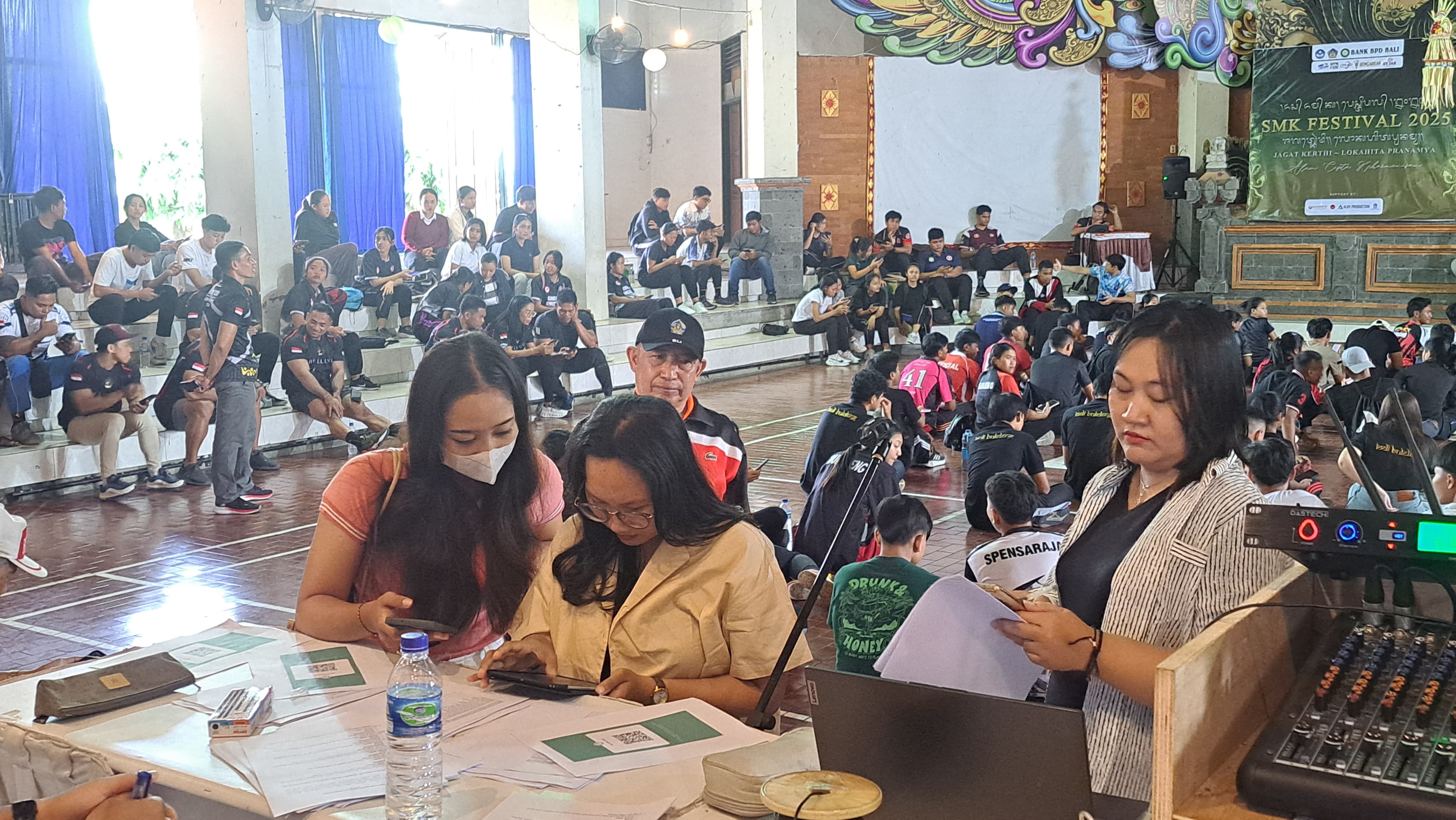 TES PSIKOLOGI: Suasana tes psikologi para atlet Buleleng. Mereka yang nilainya anjlok, akan terdepak dari tim Porprov.