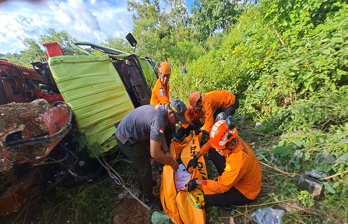 Petugas mengevakuasi jenazah I Nyoman Suyasa, 53, di Jalan Pura Agung Puncak, Kuta Selatan, Kabupaten Badung, Jumat, 11 April 2025.
