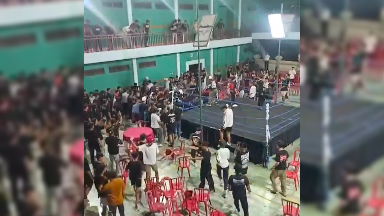 RICUH: Suasana kericuhan pada pertandingan tarung bebas yang berlangsung di GOR Bina Raga, Dalung.
