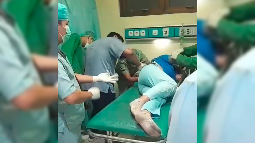 BERI PERAWATAN: Tim medis RSUD Buleleng memberikan perawatan pada korban peluru nyasar. Korban langsung dirujuk ke RS Prof Ngoerah Sanglah.