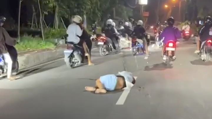 JADI KORBAN: Seorang pengendara sepeda motor menjadi korban aksi speeding yang dilakukan gerombolan pemotor di Bali.