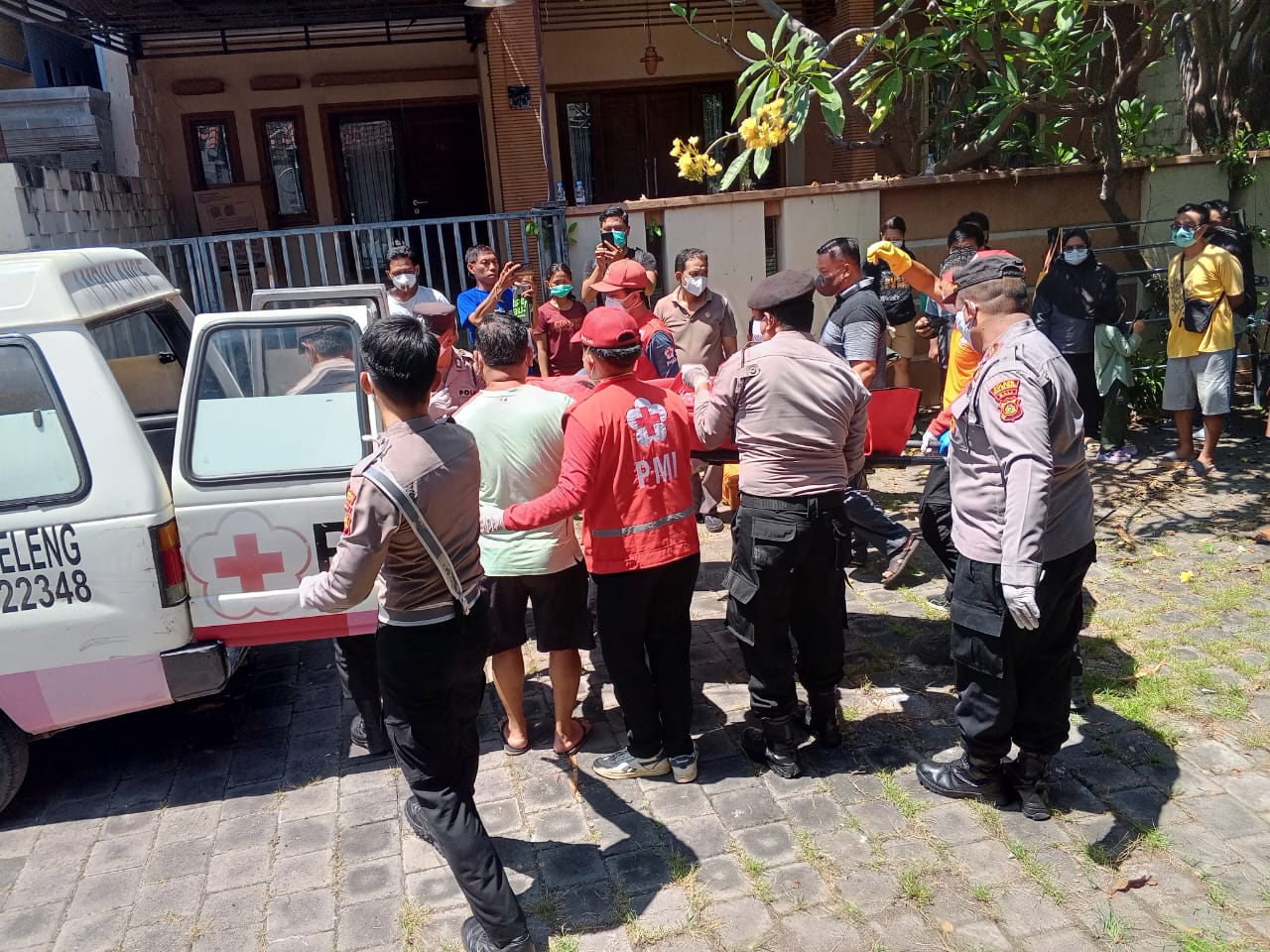 EVAKUASI: Proses evakuasi jenazah lansia yang ditemukan dalam kondisi meninggal dunia.