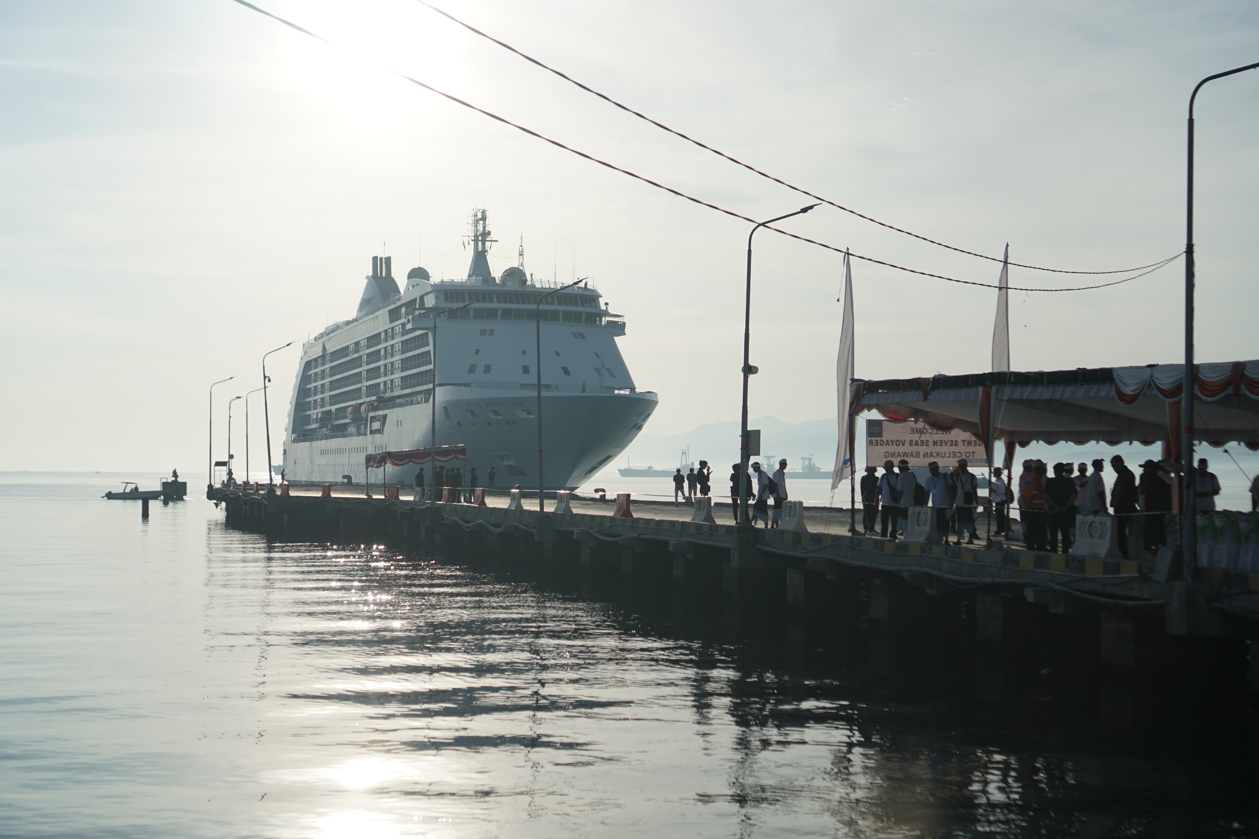 BAWA ANGIN SEGAR: Kapal pesiar MV Seven Seas Voyager bersandar di Pelabuhan Celukan Bawang. Beri angin segar bagi pariwisata Buleleng yang masuk fase low season.