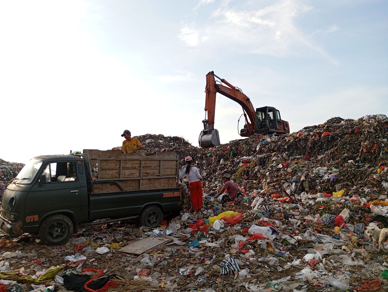 MAKIN TINGGI: Timbunan sampah di TPA Bengkala. Setiap hari, 150 ton sampah rumah tangga masuk ke TPA.