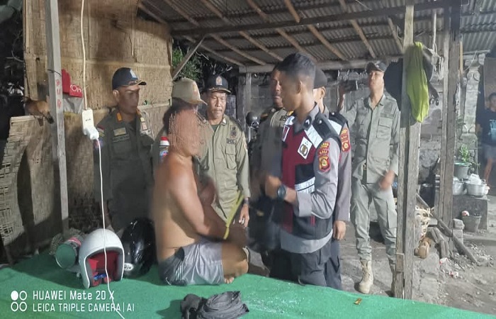 Tim gabungan mengamankan ODGJ yang mengamuk di Dusun Bingin, Desa Kusamba, Kecamatan Dawan, Sabtu (12/4) lalu.