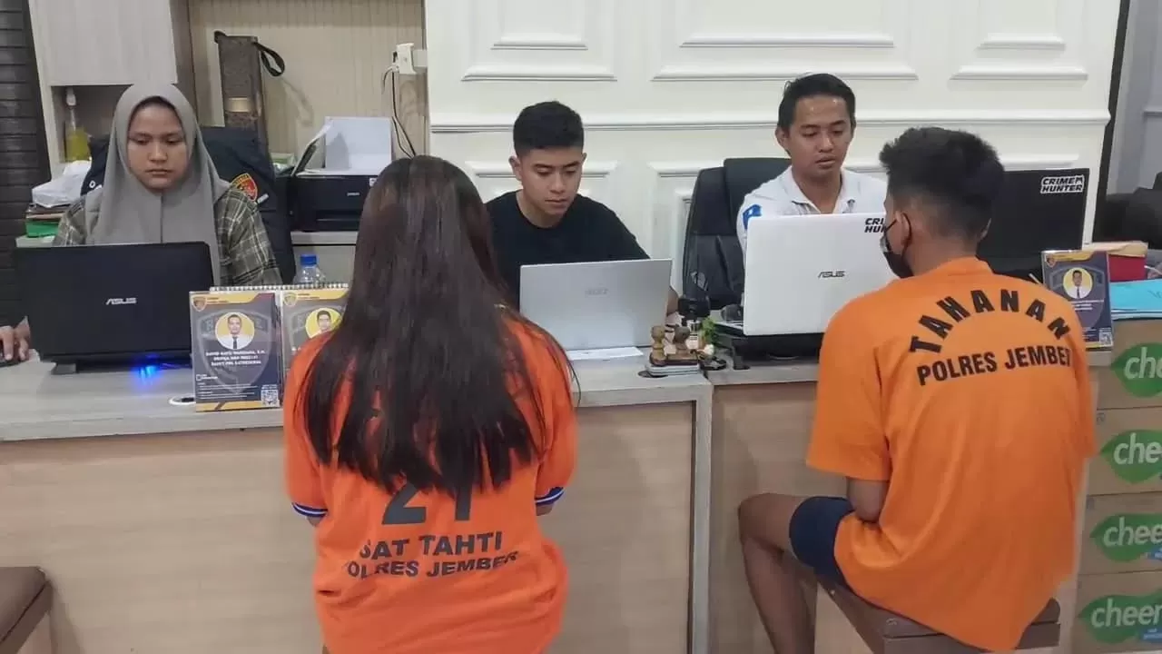 ADEGAN DEWASA: Pasangan sejoli di Jember, Jawa Timur yang nekat melakukan adegan dewasa.