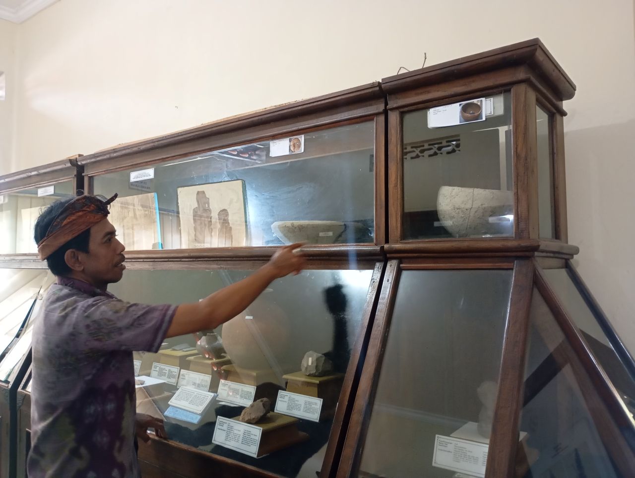 BENDA BERSEJARAH: Petugas Museum Buleleng menunjukkan benda prasejarah baru yang menjadi koleksi museum.