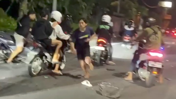 SPEEDING: Sejumlah remaja yang terlibat aksi speeding di Jalan By Pass Ngurah Rai, Denpasar. Mereka menabrak seorang pengendara sepeda motor hingga tewas.