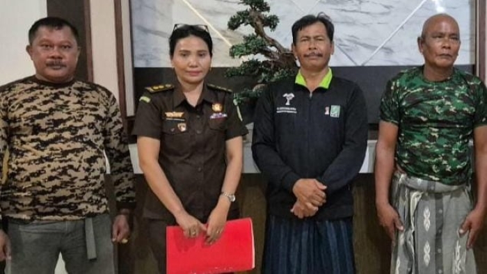 LANGSUNG EKSEKUSI: Terpidana Acmat Saini (paling kanan) dan Mokhamad Rasad (dua dari kanan) di Lapas Singaraja. Keduanya dihukum karena melakukan penistaan agama.