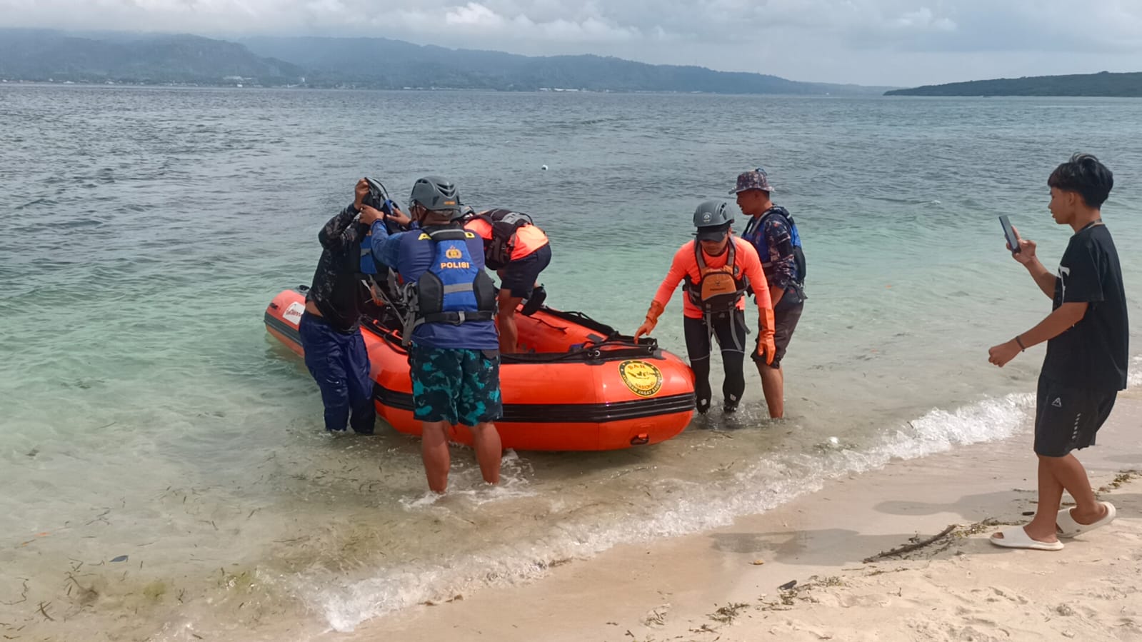 EVAKUASI: Tim SAR saat mengevakuasi jenazah pemancing cumi asal Lumajang yang tenggelam karena terseret arus laut di Buleleng.