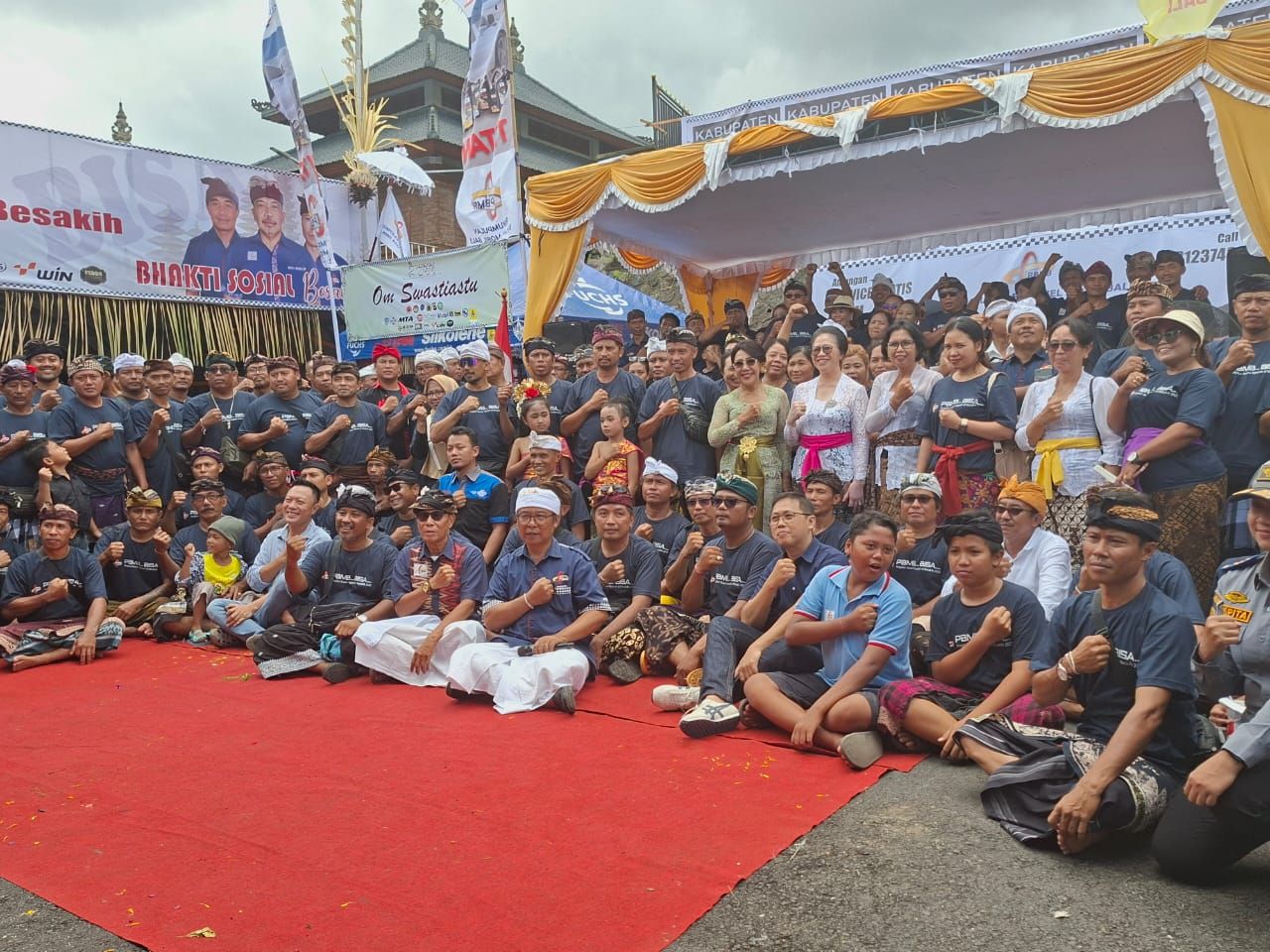 KONSISTEN: Para anggota Persatuan Bengkel Mobil Bali (PBMB). Mereka konsisten ngayah membuka layanan service kendaraan gratis bagi pemedek yang tangkil ke Pura Besakih.