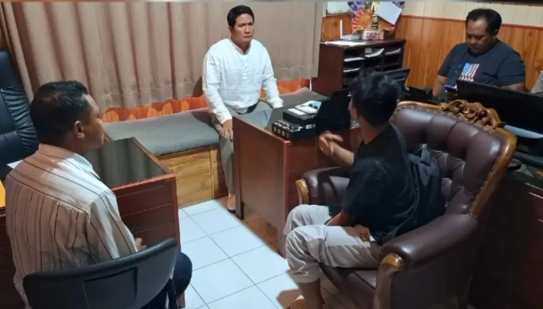 MINTA KETERANGAN: Polsek Kuta Utara meminta keterangan dari panitia penyelenggara kejuaraan tarung bebas di GOR Bina Raga, Dalung.