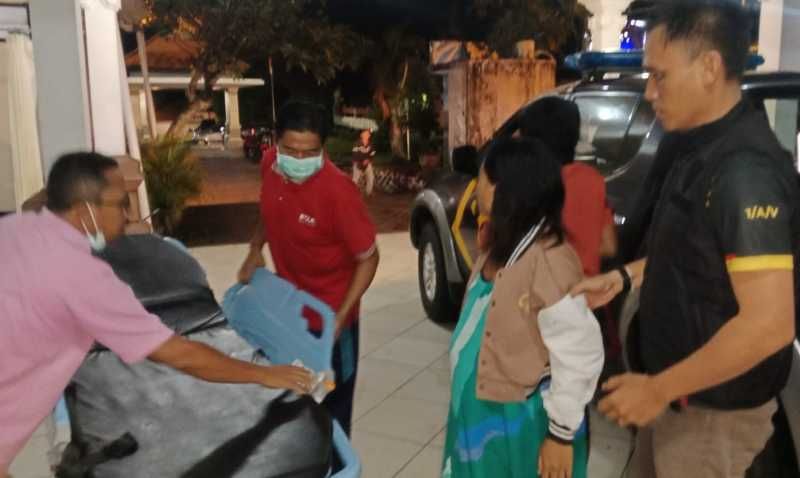 Aparat kepolisian dari Polsek Abang membantu ibu hamil ke RSUD Karangasem, agar bisa melahirkan.