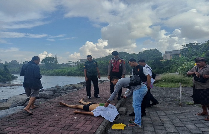 Seorang kakek meninggal dunia akibat tenggelam saat mencoba menyelamatkan cucunya yang hanyut terseret arus di muara Pantai Gumicik Gianyar.