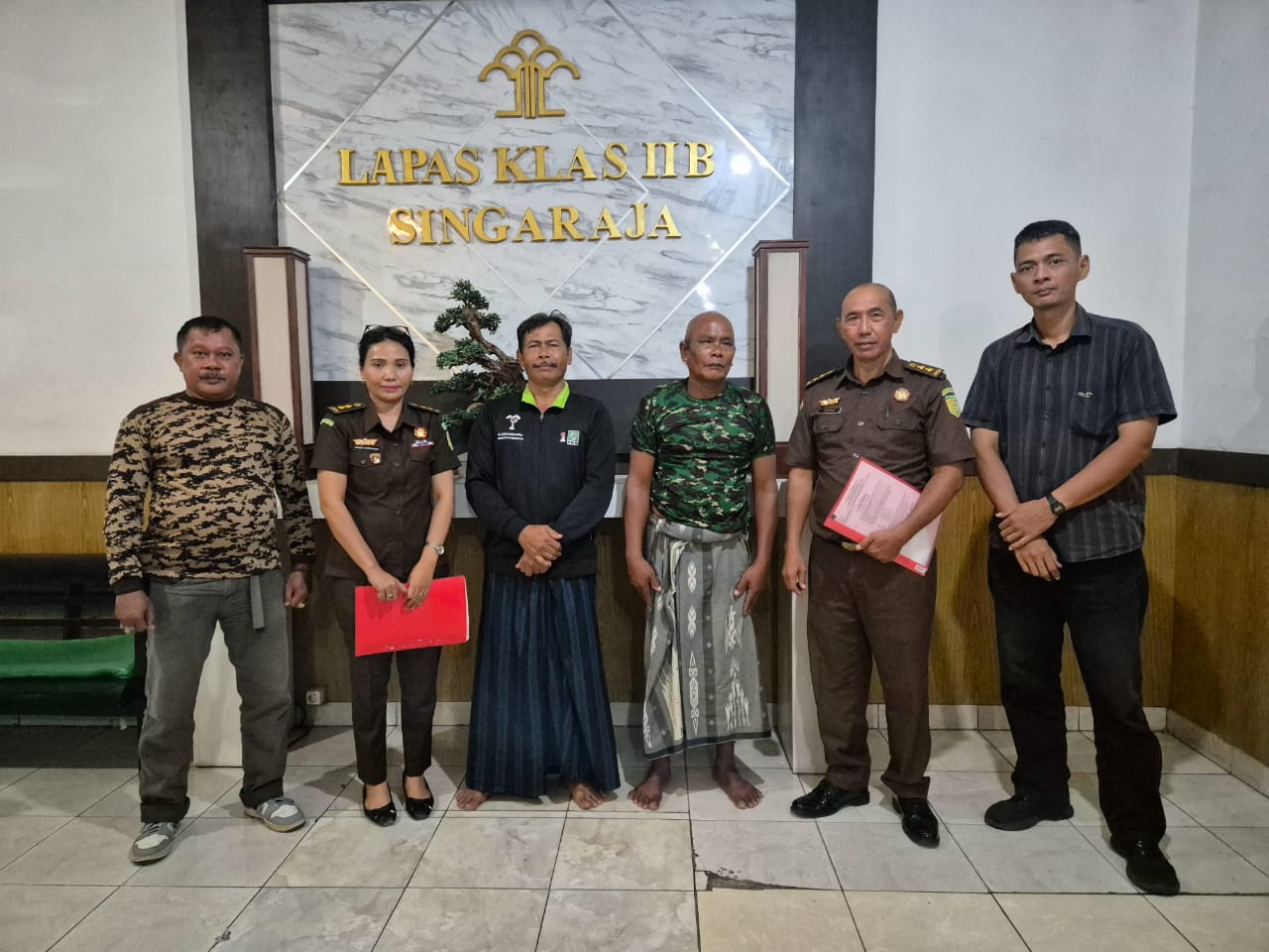 LANGSUNG EKSEKUSI: Terpidana Acmat Saini (baju loreng) dan Mokhamad Rasad (baju hitam) di Lapas Singaraja. Keduanya dihukum karena melakukan penistaan agama saat hari raya Nyepi 2023 lalu.