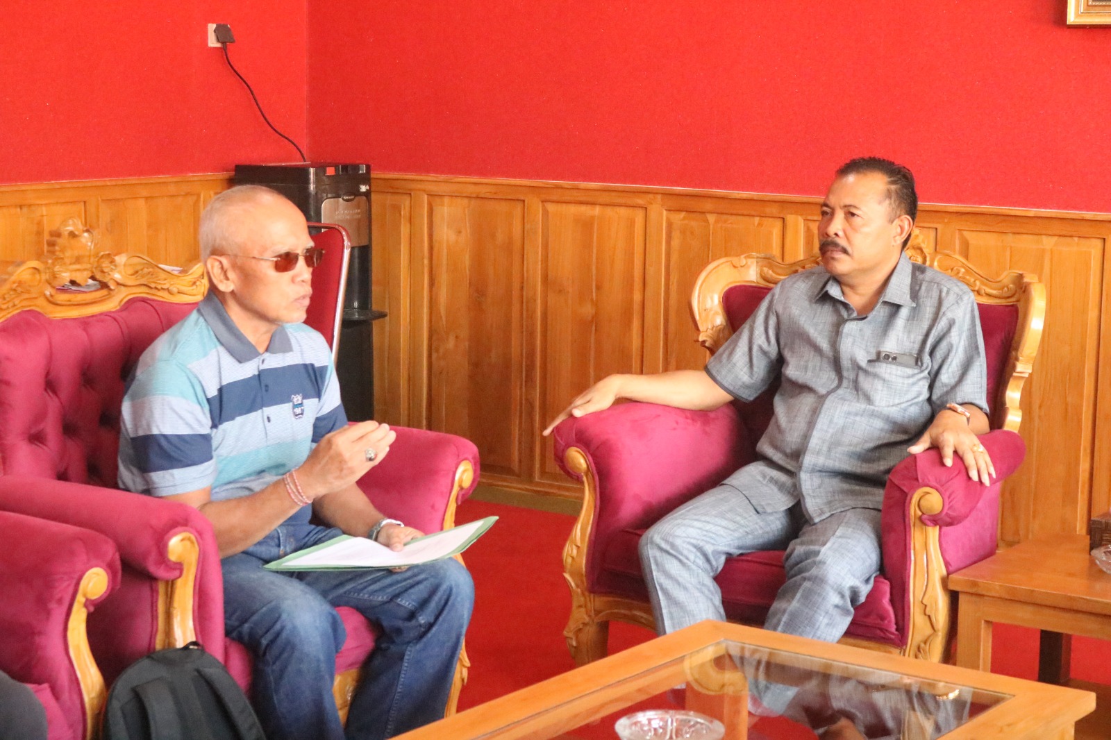 MENGADU: Petani di Subak Paras Jambul, Wayan Juena (kiri) mengadu kepada Ketua DPRD Buleleng, Ketut Ngurah Arya (kanan) terkait permasalahan saluran irigasi subak.