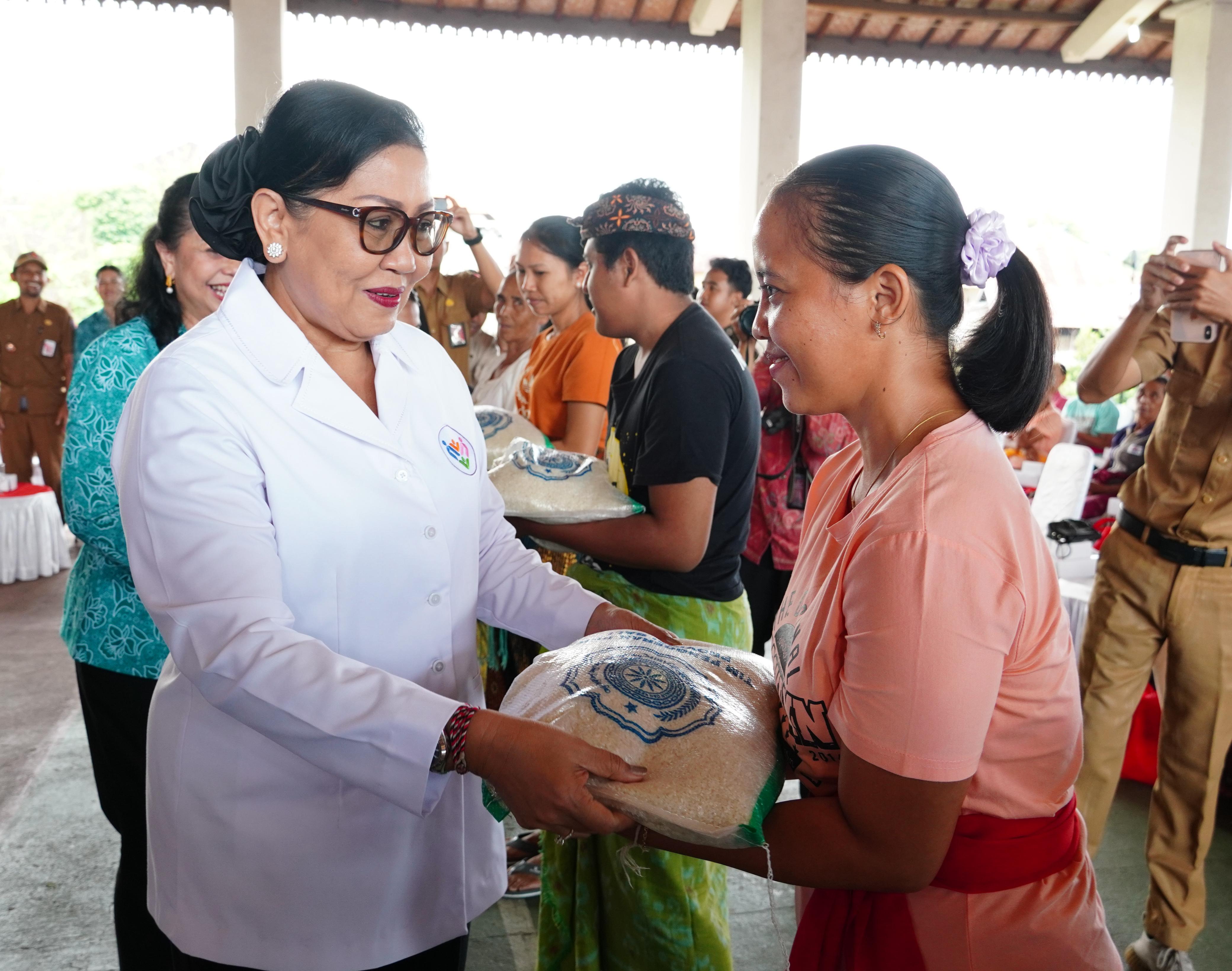BERBAGI: Ketua TP PKK Provinsi Bali, Ny Putri Suastini Koster atau yang akrab disapa Bunda Putri (kiri), saat menyerahkan bantuan di Desa Sembiran, Buleleng.