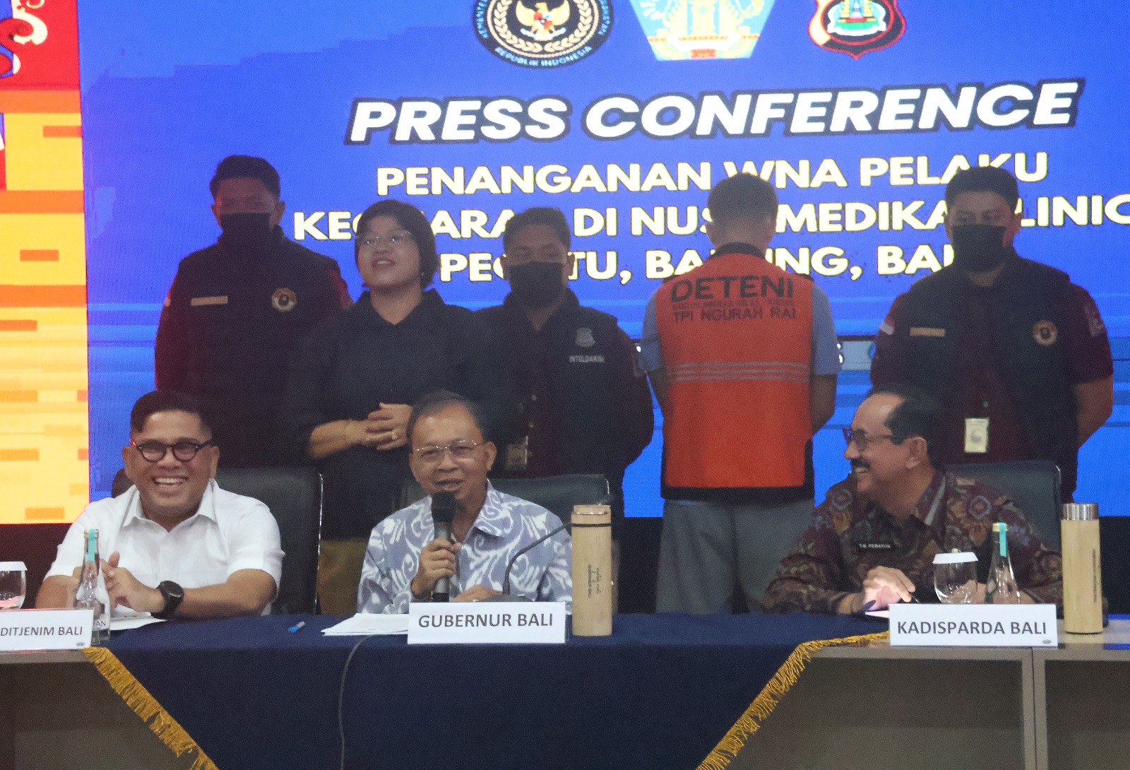 DEPORTASI: Gubernur Bali, Wayan Koster (tengah) saat proses deportasi WNA asal Amerika Serikat yang mengamuk di Klinik Nusa Medika, Bali.