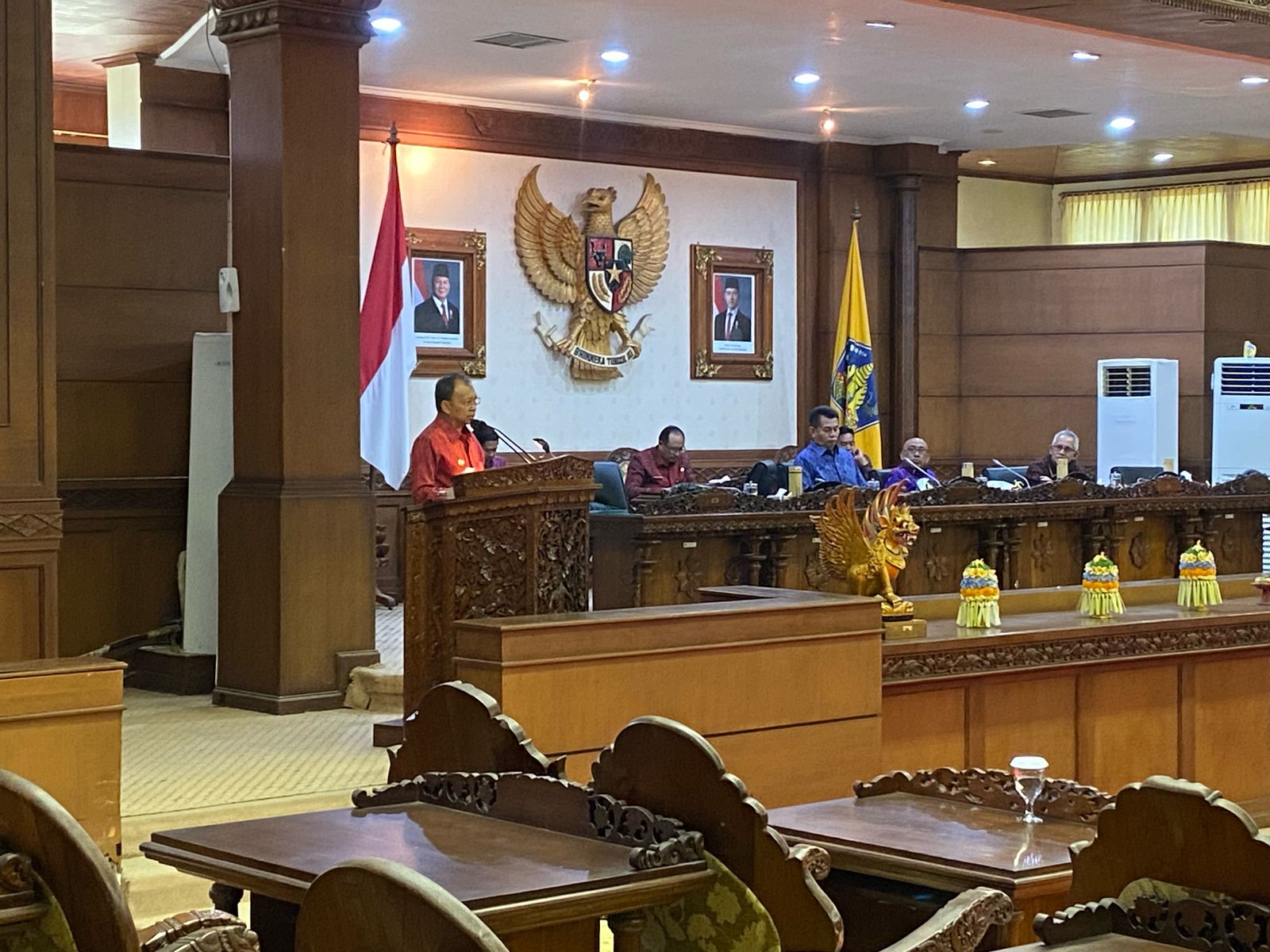 JADI SOROTAN: Suasana Sidang Paripurna DPRD Bali. Banyak kursi anggota DPRD Bali yang kosong.