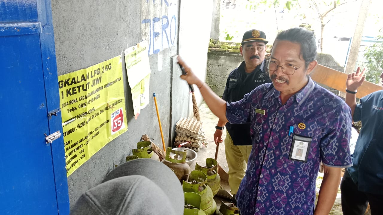 SIDAK: Tim gabungan dari Disperindag Bali saat melakukan sidak ke pangkalan LPG.