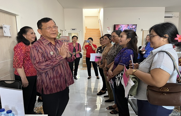 Bupati dan Ketua TP PKK Buleleng berbincang dengan sejumlah masyarakat yang mengikuti skrining kanker payudara gratis. Diketahui ada sepuluh orang  ternyata telah mengidap kanker