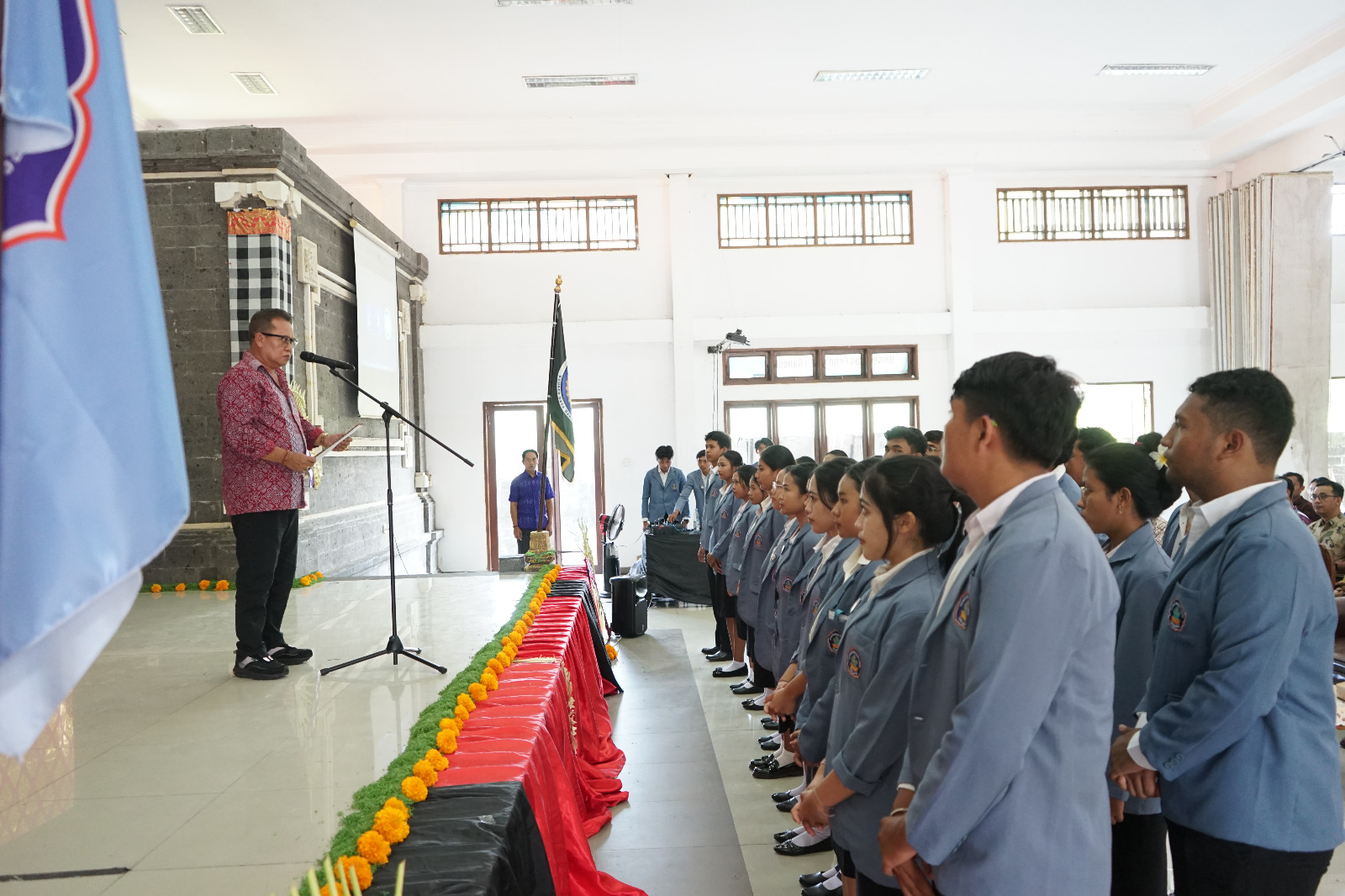 LINTAS PRODI: Pelantikan himpunan mahasiswa Undiksha di Kampus Denpasar.
