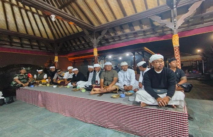 Pihak Desa Adat Besakih saat melaksanakan paruman agung terkait pemukulan pecalang oleh oknum pemedek serangkaian Karya IBTK di Pura Agung Besakih 2025.