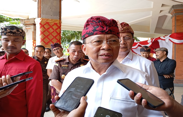 Gubernur Bali, Wayan Koster sebut fenomena gangguan belajar yang terjadi di kalangan pelajar Buleleng agak aneh. Pihaknya meminta Pemerintah Kabupaten Buleleng untuk menelusuri lebih lanjut.