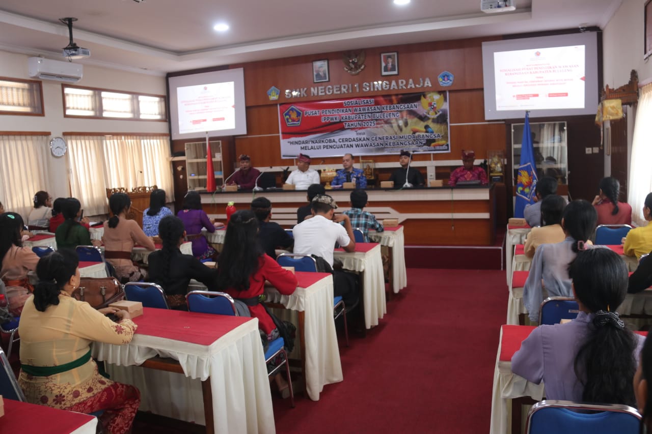 SOSIALISASI: Kegiatan sosialisasi bahaya narkoba kepada siswa di SMKN 1 Singaraja.
